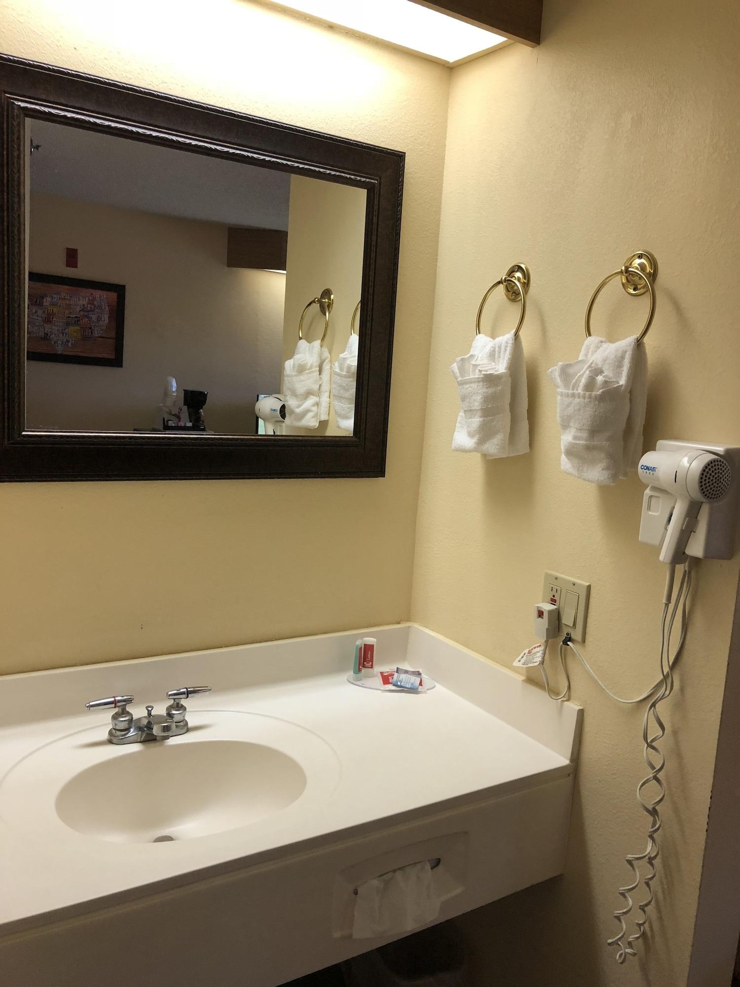 Econo Lodge London Bagian luar foto