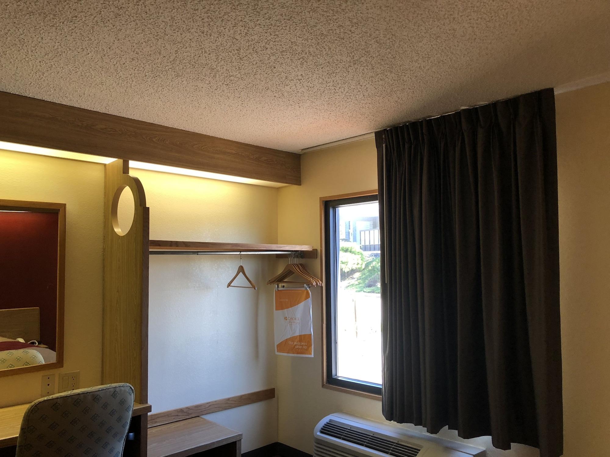 Econo Lodge London Bagian luar foto