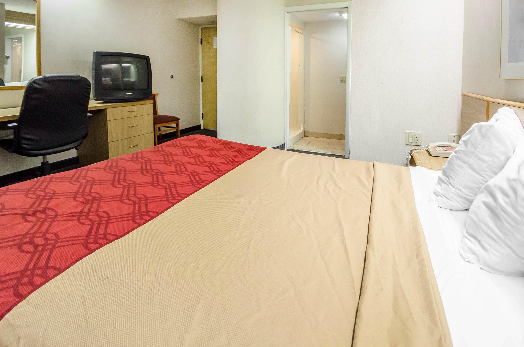 Econo Lodge London Bagian luar foto