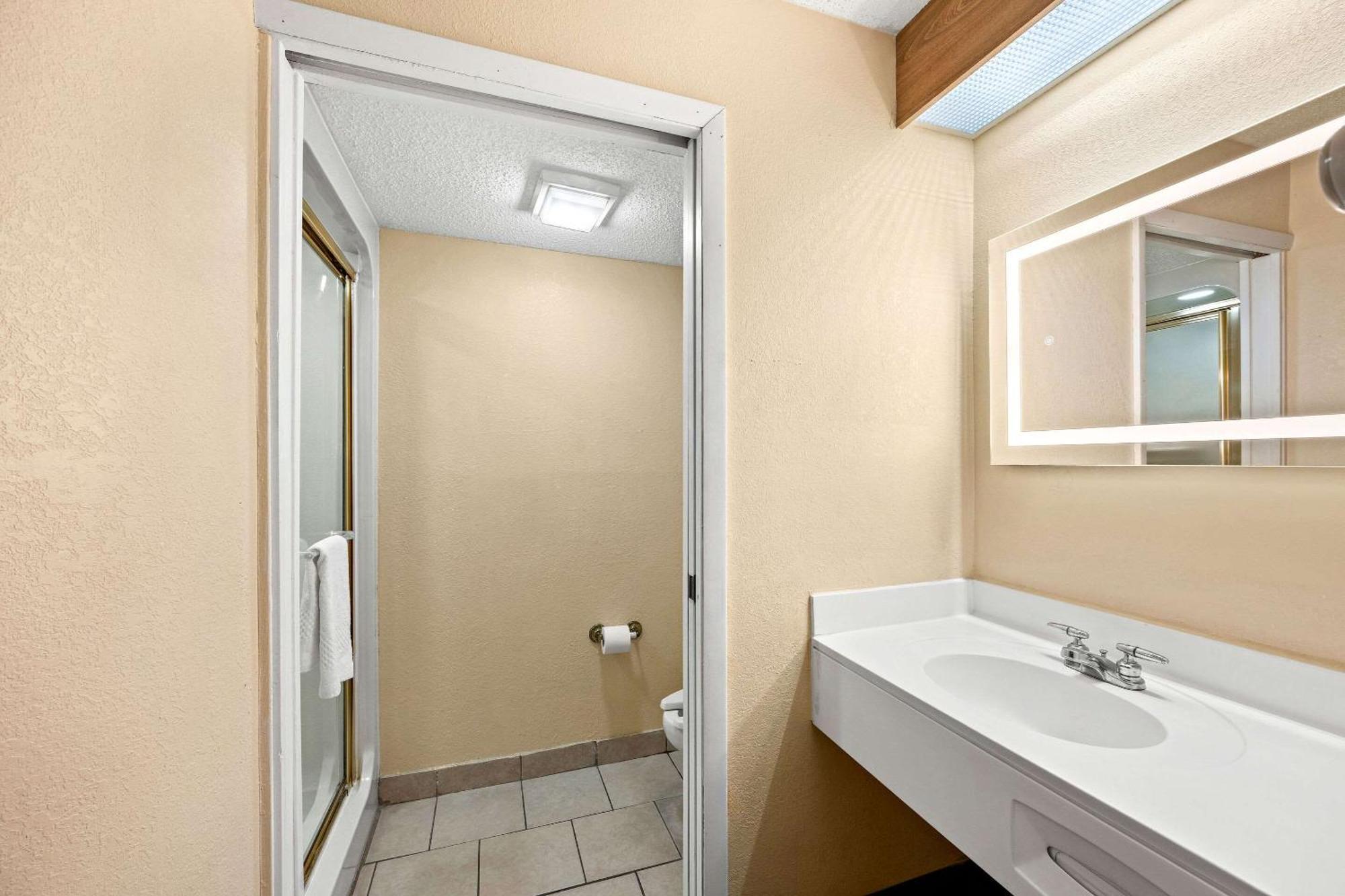 Econo Lodge London Bagian luar foto