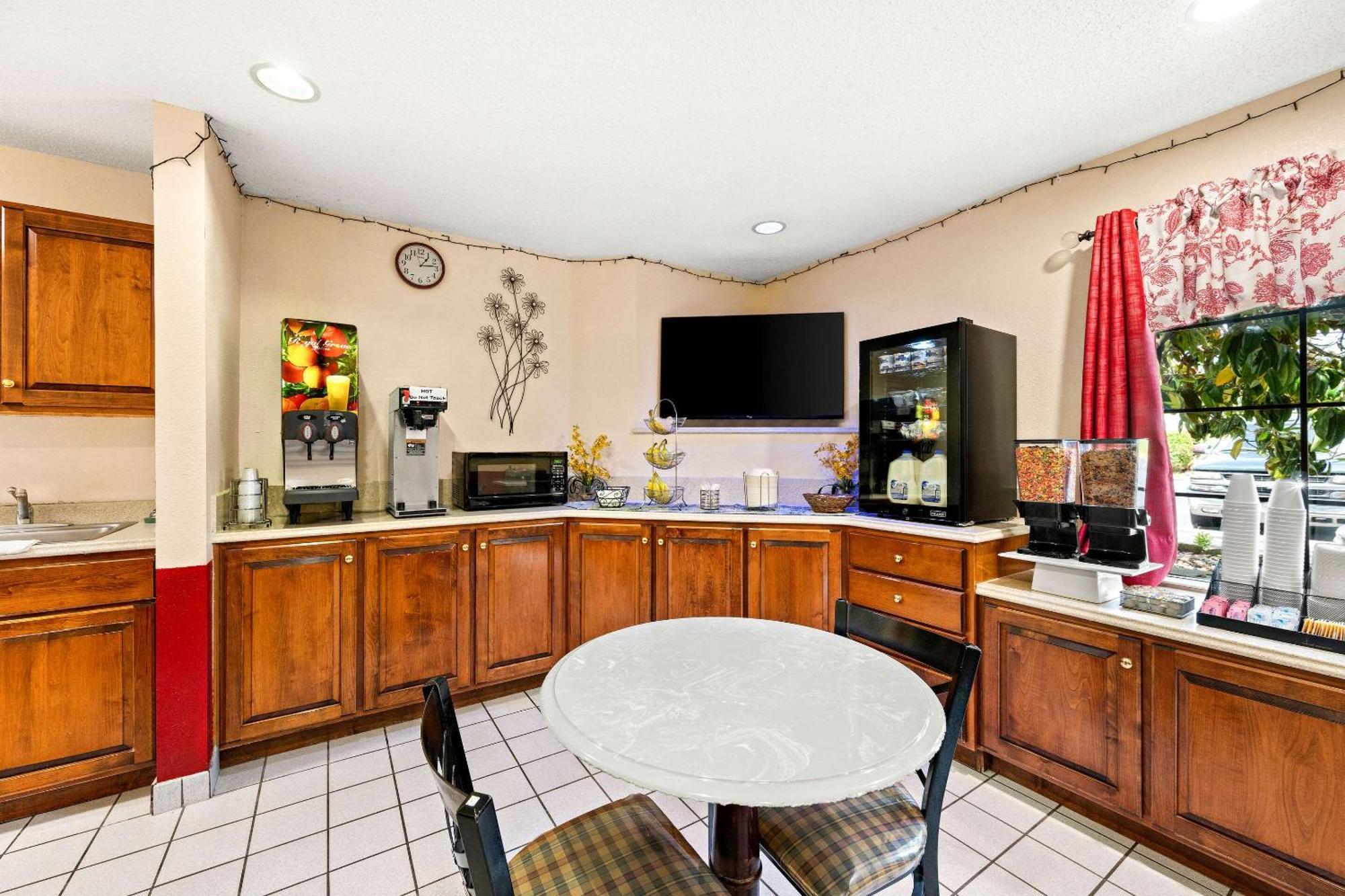 Econo Lodge London Bagian luar foto