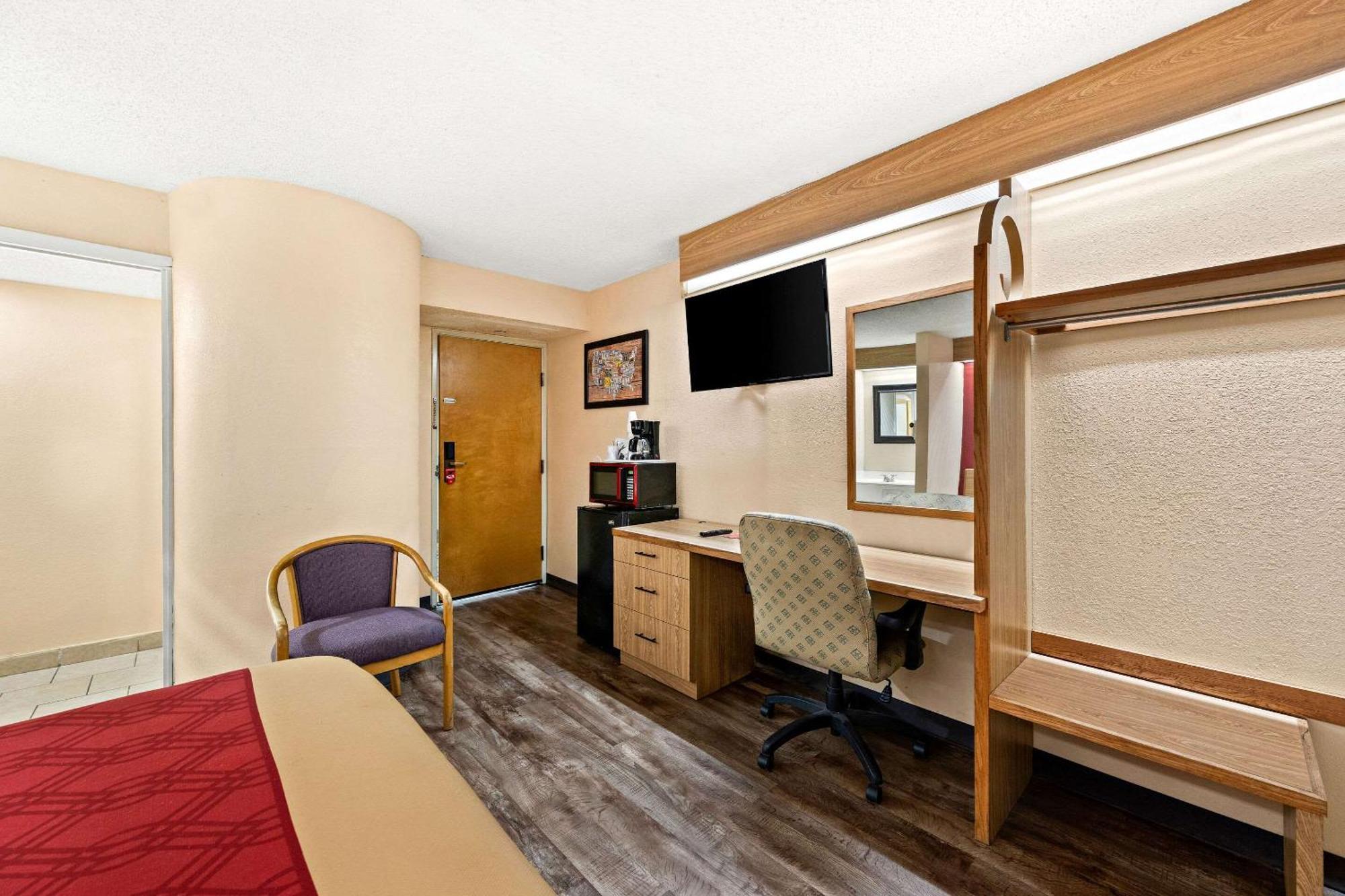 Econo Lodge London Bagian luar foto