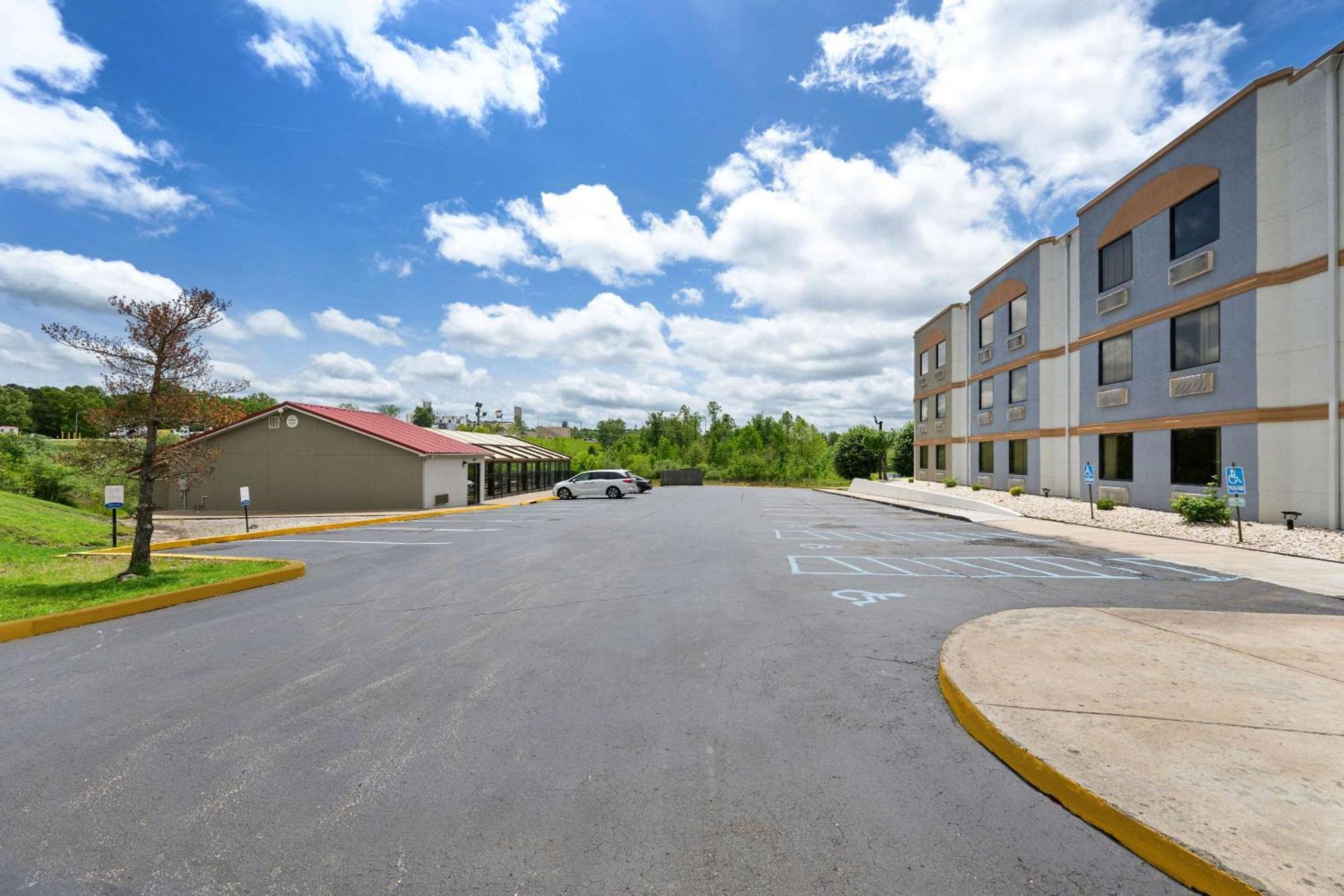 Econo Lodge London Bagian luar foto