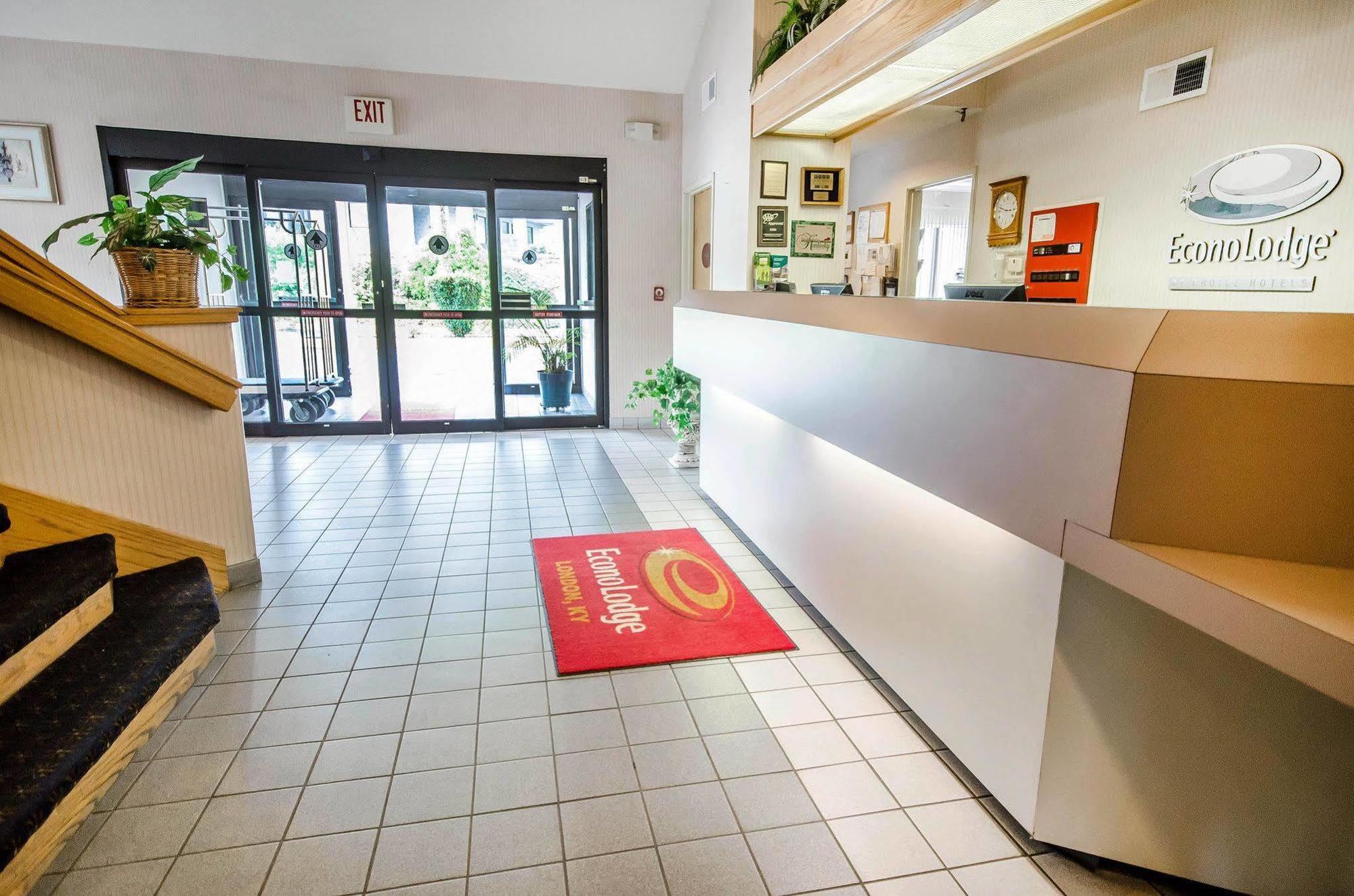 Econo Lodge London Bagian luar foto